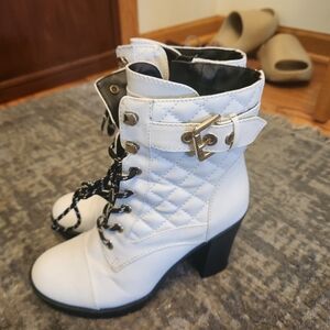 Elegant White Lace-Up Quilted Boots